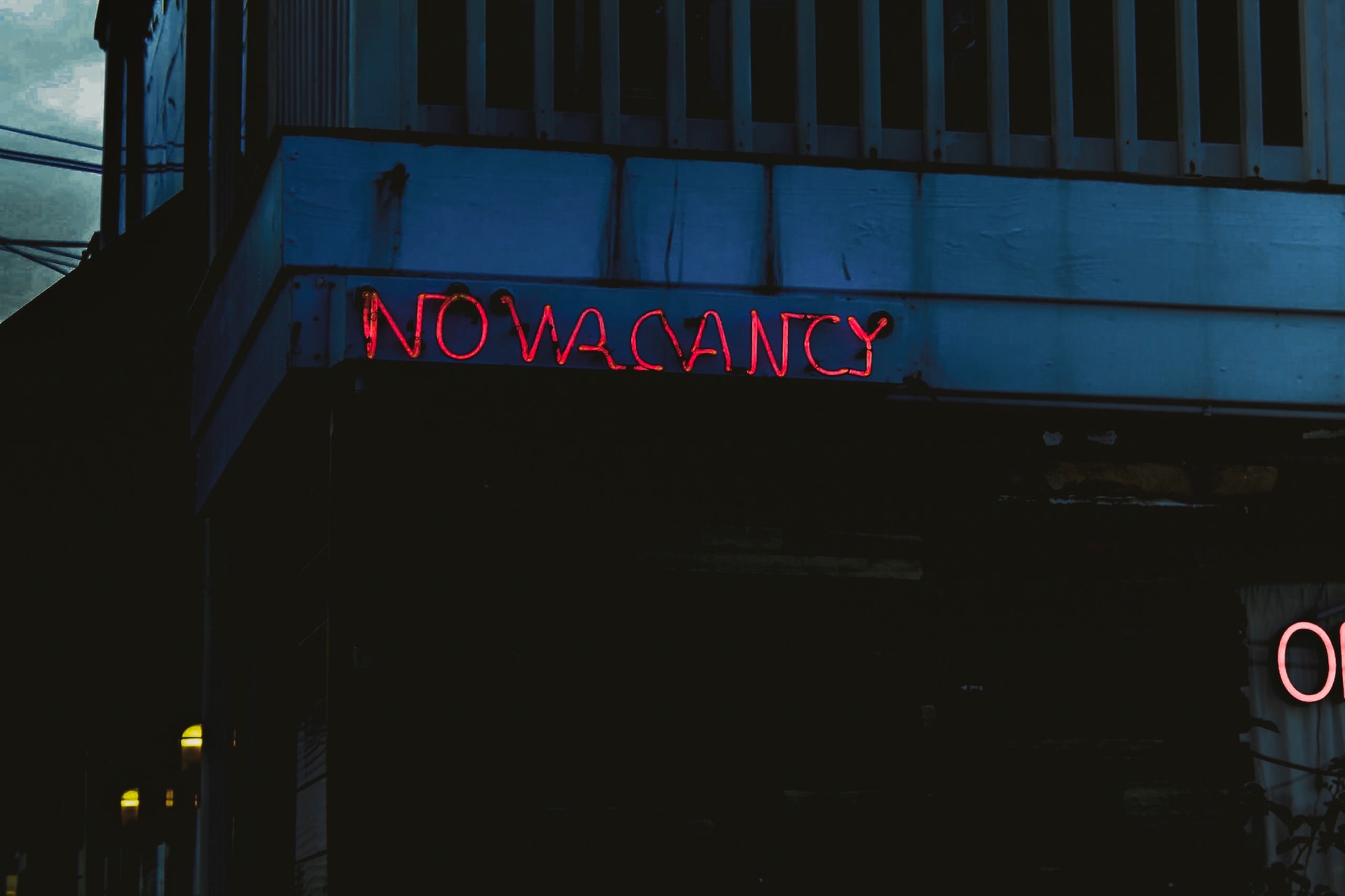 Picture of a neon sign on a building that says "no vacancy."