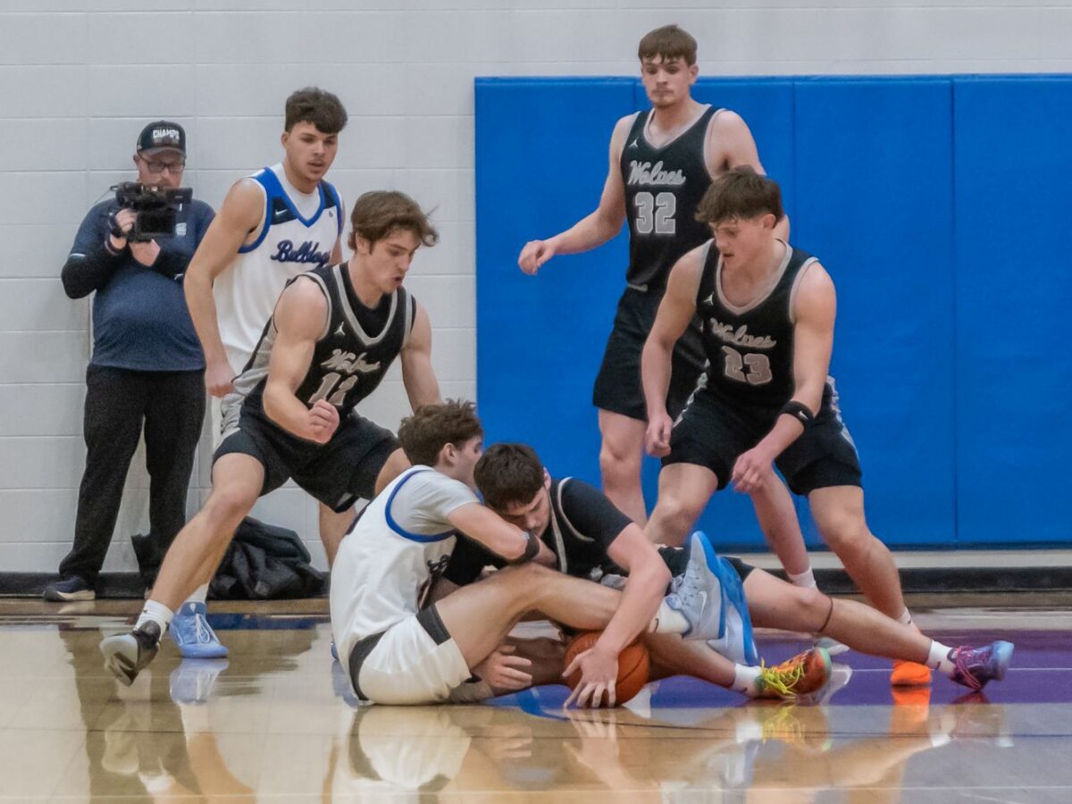 Bulldogs fall to Wolves to end season 