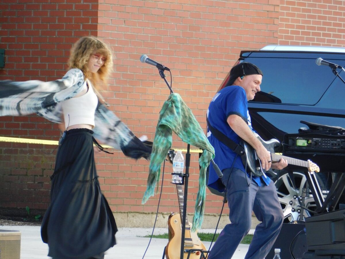 PHOTOS: Hundreds hear Fleetwood Mac, Eagles tributes